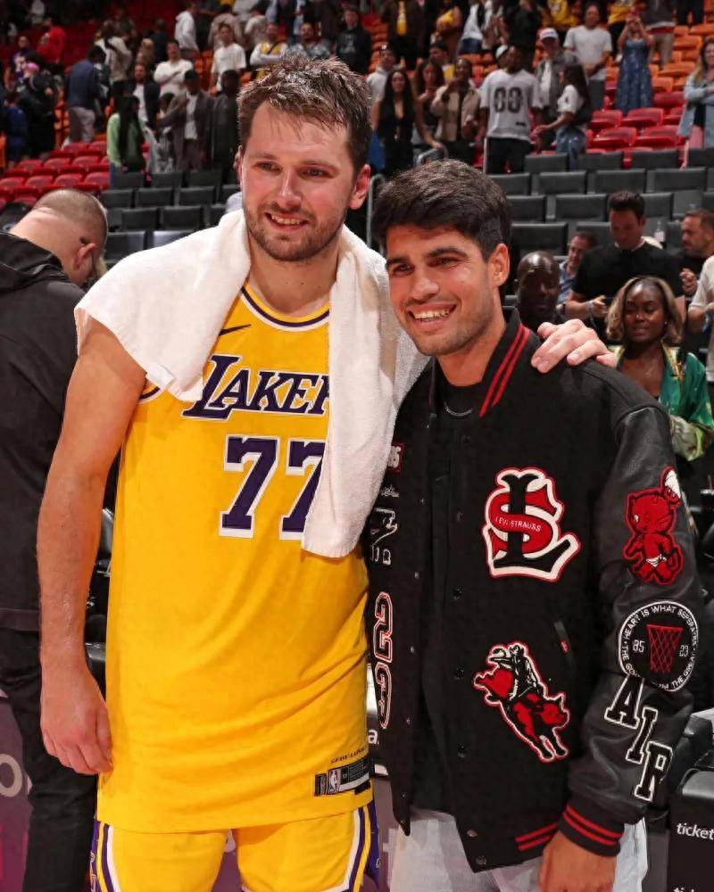 世界杯怎么买 -天才(cái)同(tóng)框！东契奇赛后与网球(qiú)名将阿尔卡拉斯合影留念